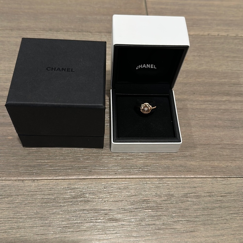 Brand new authentic Camelia ring. Size 54. 18 Rose gold with one diamond - Picture 2 of 3